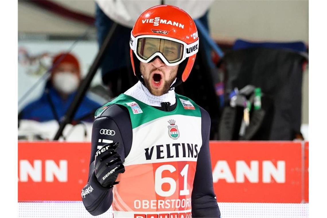 Mit Rang fünf zweitbester Deutscher in Oberstdorf: Markus Eisenbichler reagiert nach dem Sprung. Foto: Daniel Karmann/dpa