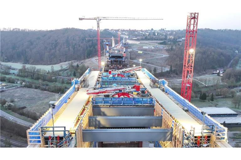 Mit riesigen mobilen Kränen wurden wichtige Bauteile an der neuen Hochbrücke über das Neckartal installiert.