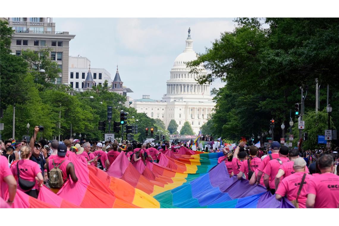 Tausende feiern bei Pride-Parade in Washington Mit riesigen Regenbogenfahnen demonstrieren Menschen mit Blick auf das US-Kapitol bei einer Pride-Parade in Washington für die Rechte der LGBTQI+-Gemeinschaft.