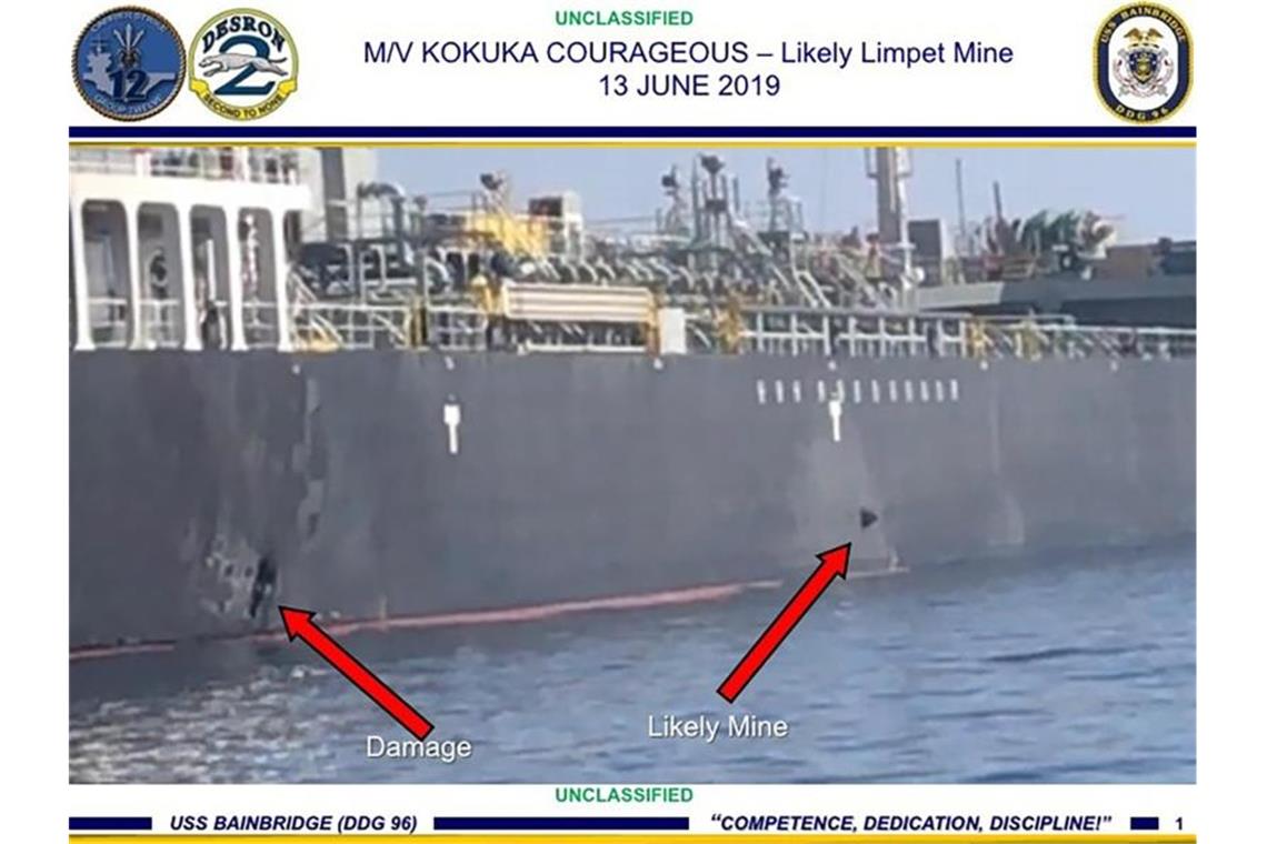 Mysterium am Golf - Wer steckt hinter Attacke auf Tanker? Mit roten Pfeilen sind Stellen am Rumpf des Schiffes „Kokuka Courageous“ markiert, an der es zum einen zu einer Explosion kam und an der zum anderen eine angebliche Mine befestigt war. Foto: U.S. Central Command/AP