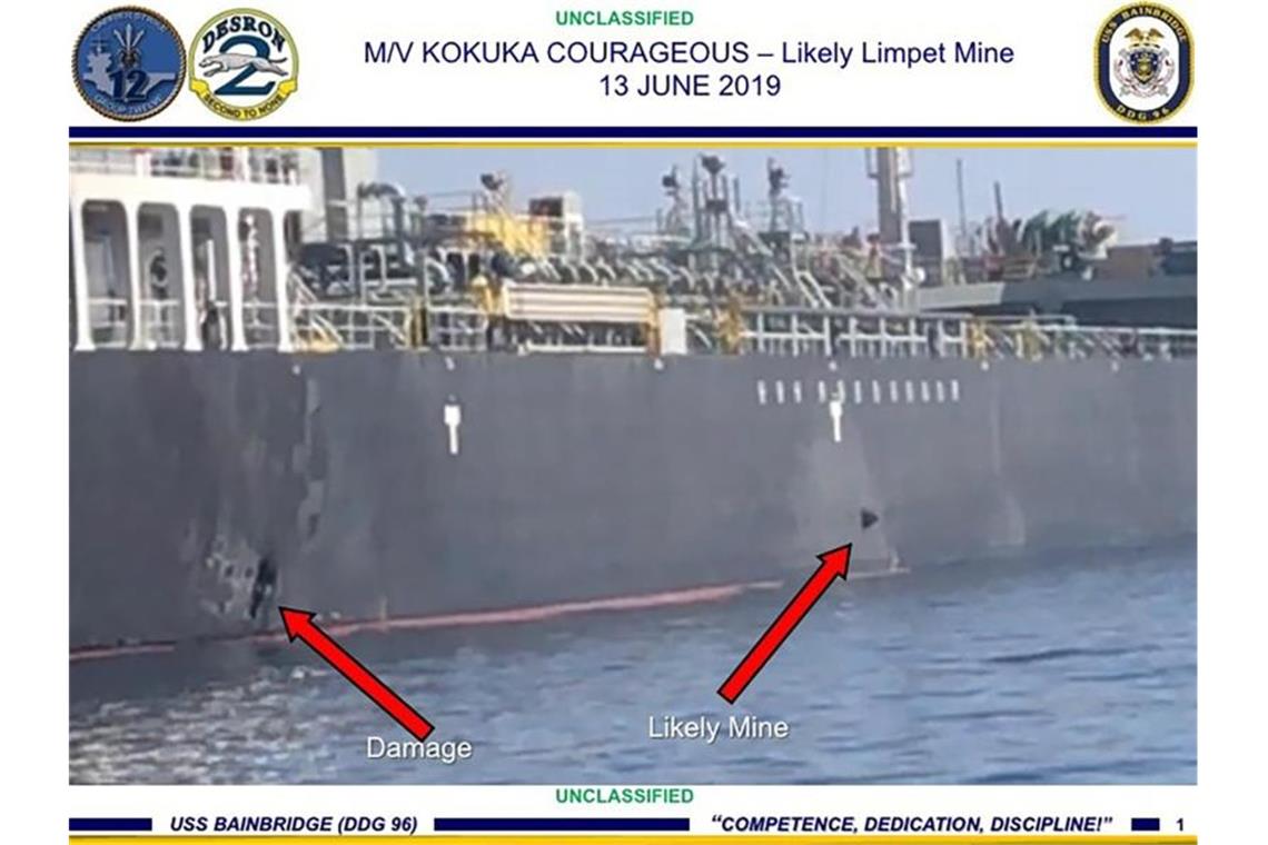 Mit roten Pfeilen sind Stellen am Rumpf des Schiffes „Kokuka Courageous“ markiert, an der es zum einen zu einer Explosion kam und an der zum anderen eine angebliche Mine befestigt war. Foto: U.S. Central Command/AP