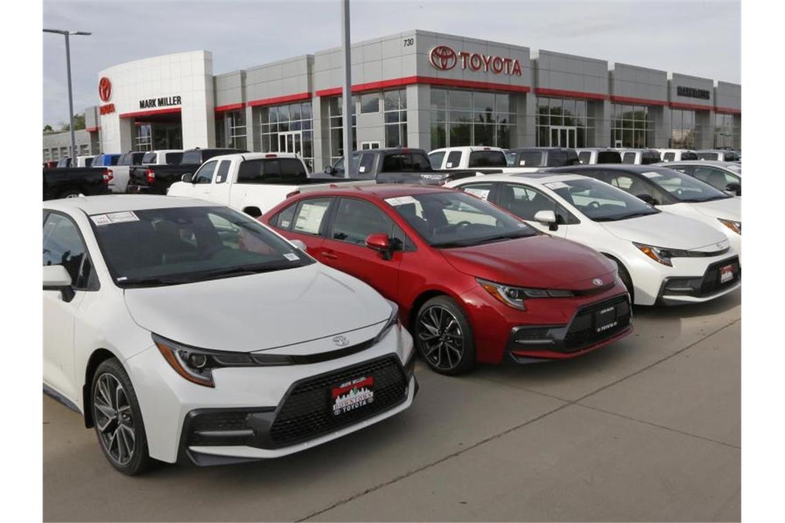 US-Automarkt schwächelt - Toyota zieht erstmals an GM vorbei Mit rund 2,3 Millionen verkauften Autos im Jahr 2021 erobert Toyota die Marktführerschaft in den USA. Foto: Rick Bowmer/AP/dpa