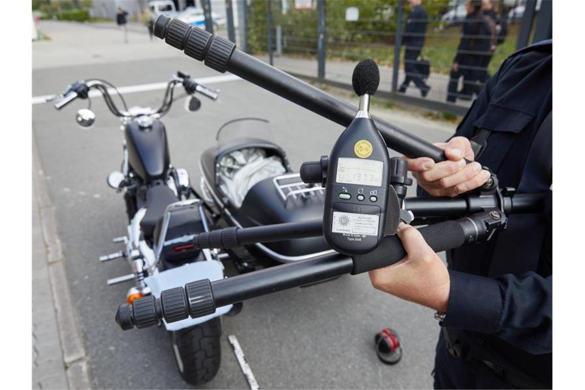 Verkehrsgerichtstag: Flensburg-Punkte für aggressives Posen Mit Schallpegelmessgeräten geht die Hamburger Polizei gegen brüllend laute Autos und Motorräder vor. Foto: Georg Wendt/dpa