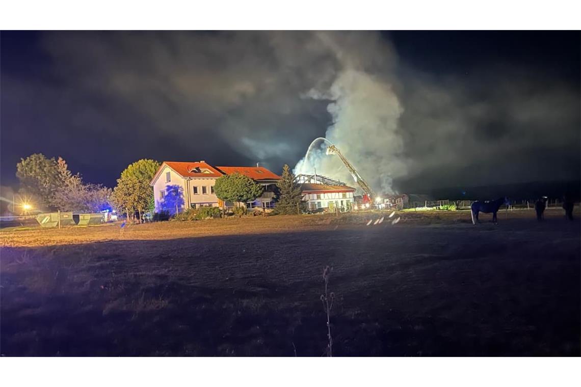 Mit Scheinwerfern leuchtete die Wehr den Brandort aus.