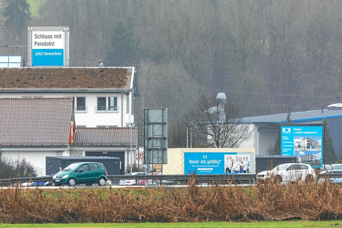 Mit Schildern an der B14 wirbt die Firma L-Mobile aus Sulzbach an der Murr um Mitarbeiter. Wegen des ländlichen Standorts ist die Personalgewinnung nicht einfach.Foto: A. Becher