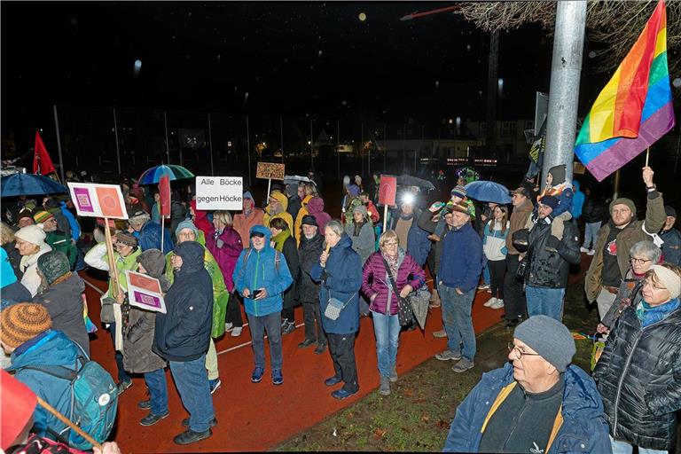 Mit Schildern, Fahnen, Trommeln und Trillerpfeifen protestieren die Demonstrierenden gegen die Veranstaltung. Fotos: Jörg Fiedler