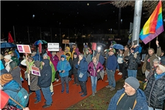 Mit Schildern, Fahnen, Trommeln und Trillerpfeifen protestieren die Demonstrierenden gegen die Veranstaltung. Fotos: Jörg Fiedler