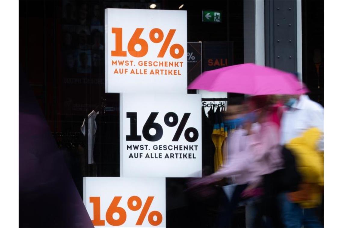 Mit Schildern mit der Aufschrift „16% Mehrwertsteuer geschenkt auf alle Artikel“ wirbt ein Geschäft in der Hamburger Innenstadt. Foto: Christian Charisius/dpa