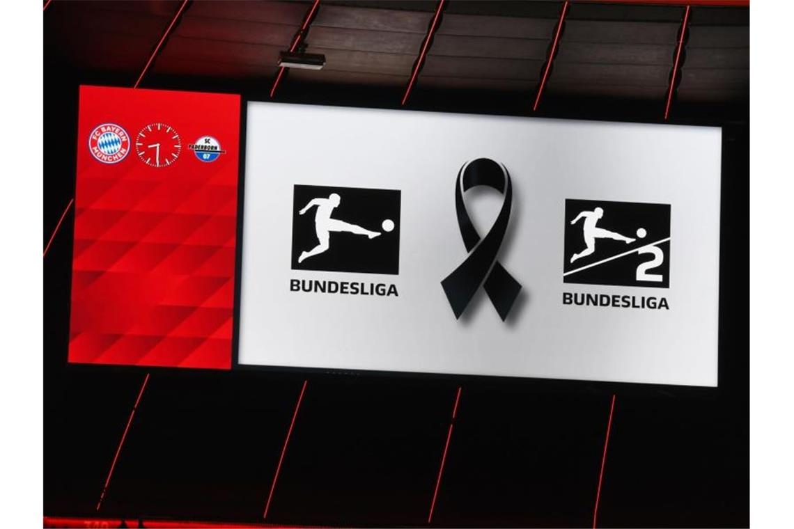 Trio auf Bayern-Jagd - Fußball setzt Zeichen gegen Hass Mit Schweigeminute und Trauerflor bekunden alle Bundesliga-Clubs ihre Trauer um die Opfer des Anschlags von Hanau. Foto: Angelika Warmuth/dpa