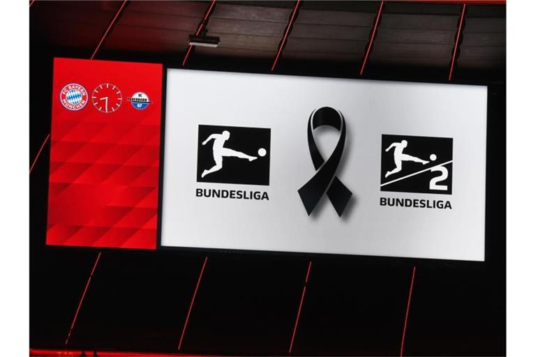 Mit Schweigeminute und Trauerflor bekunden alle Bundesliga-Clubs ihre Trauer um die Opfer des Anschlags von Hanau. Foto: Angelika Warmuth/dpa