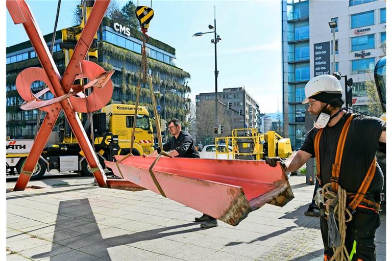 Mit schwerem Gerät abgebaut: Großplastik „Lobotchevksy“ vor dem Treffpunkt Rote­bühlplatz
