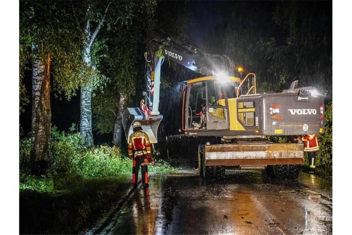 Mit schwerem Gerät räumen Helfer eine Straße im Alb-Donau-Kreis frei. Foto: Kohls/SDMG/dpa/Archivbild