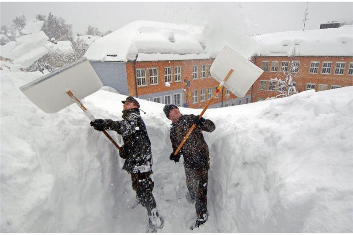 Mit schweren Schneestürmen und meterhohen Schneeverwehungen setzt zum Jahreswechsel in Norddeutschland ein Katastrophenwinter ein. Bei bis zu minus 20 Grad bricht in Schleswig-Holstein, Hamburg, Niedersachsen und der nördlichen DDR der Verkehr nahezu völlig zusammen.