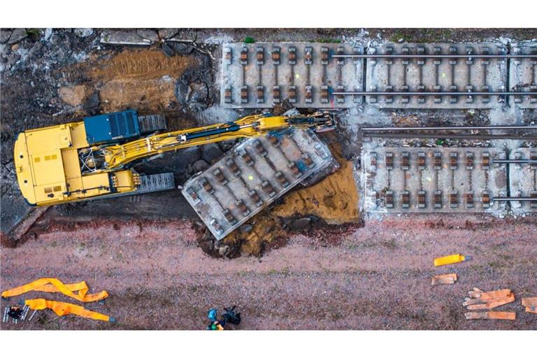 Mit schwerer Technik wird auf einem Teilstück der Bahnstrecke Hamburg-Berlin die vor Jahrzehnten eingebaute feste Fahrbahn aus Beton abgebaut. Dazu wird die Strecke in sechs Meter lange Platten zerschnitten und per Eisenbahndrehkran abtransportiert. Die Bauarbeiten sind Teil des neunmonatigen Sanierungsprojekts des Eisenbahn-Streckenabschnitts zwischen Berlin und Hamburg. (Luftaufnahme mit einer Drohne)