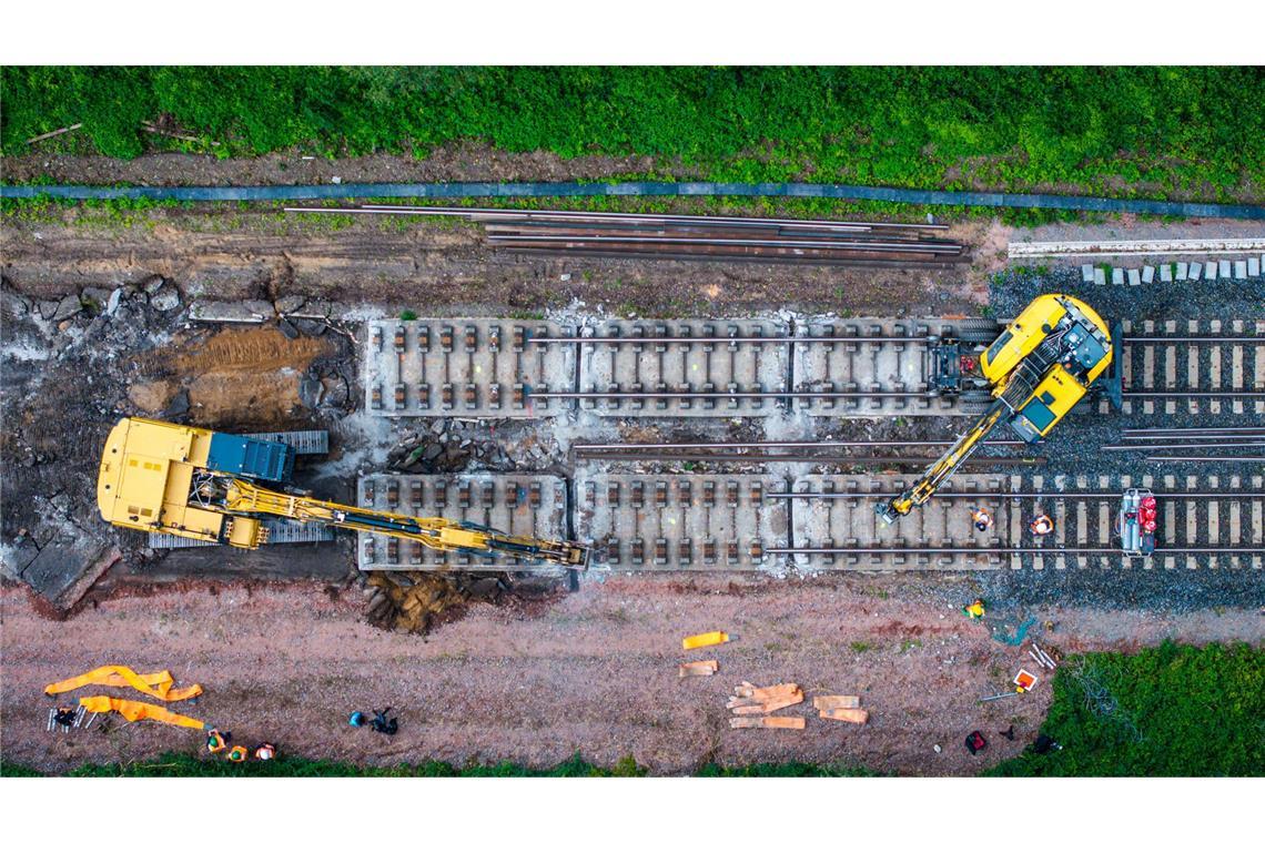 Mit schwerer Technik wird auf einem Teilstück der Bahnstrecke Hamburg-Berlin die vor Jahrzehnten eingebaute feste Fahrbahn aus Beton abgebaut.