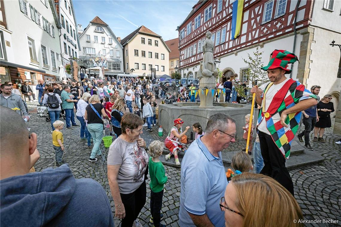 Mit Seifenblasen, mit Luftballontieren oder auf Stelzen unterhielt die Clownsfam...