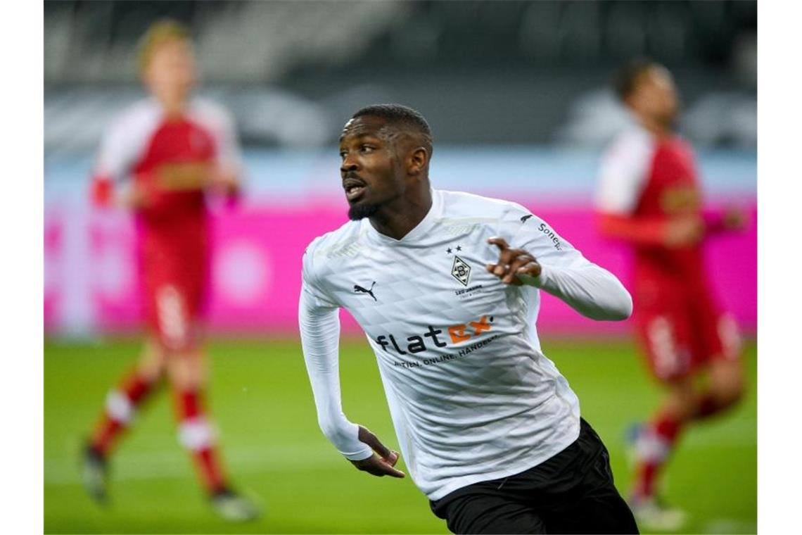 Mit seinem Doppelpack hat Marcus Thuram den Gladbachern den 2:1-Sieg über Freiburg beschert. Foto: Jonas Güttler/dpa