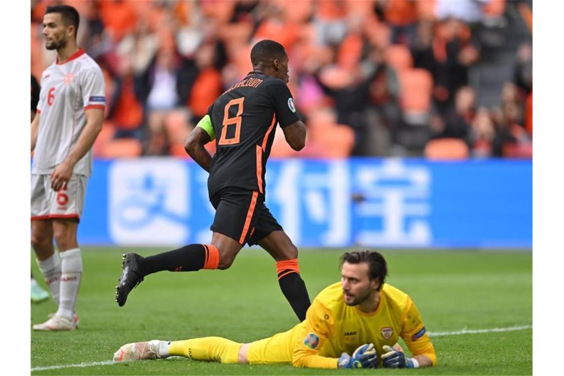 Nächster Oranje-Sieg: „Turnier geht jetzt erst richtig los“ Mit seinem zweiten Tor stellte Wijnaldum (M) das Endergebnis her. Foto: Marius Becker/dpa