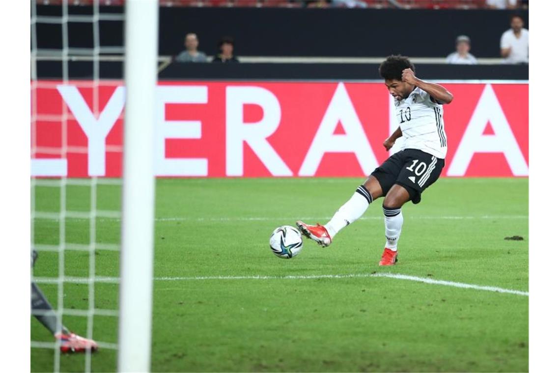 Flick liefert: DFB-Team stürmt auf Platz eins Mit seinem zweiten Treffer erhöhte Gnabry zum 2:0 für die DFB-Elf. Foto: Tom Weller/dpa