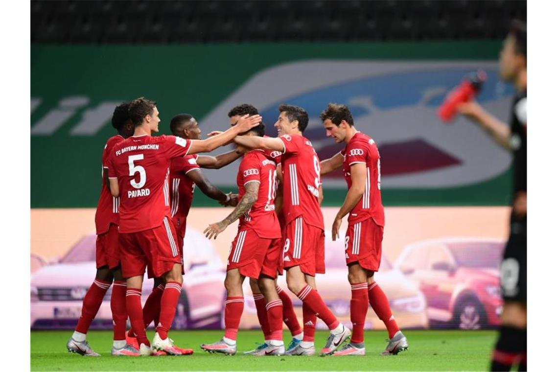 FC Bayern krönt sich gegen Leverkusen zum Doublesieger Mit seinem zweiten Treffer machte Lewandowski (2.v.r.) den 20. Pokalsieg der Bayern perfekt. Foto: Robert Michael/dpa-Zentralbild/Pool/dpa