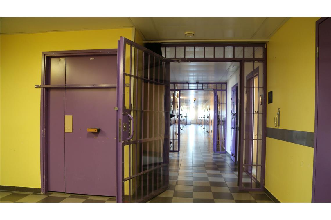 Hinter schwedischen Gardinen in Estland Mit seinen bunten Farben wirkt die Haftanstalt wie eine Art Hostel mit Schloss.