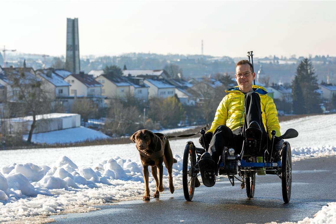 Mit seiner Begleithündin Mila ist Wanderbotschafter Achim Gresser fast täglich auf den Spazierwegen rund um Backnang unterwegs. Foto: A. Becher