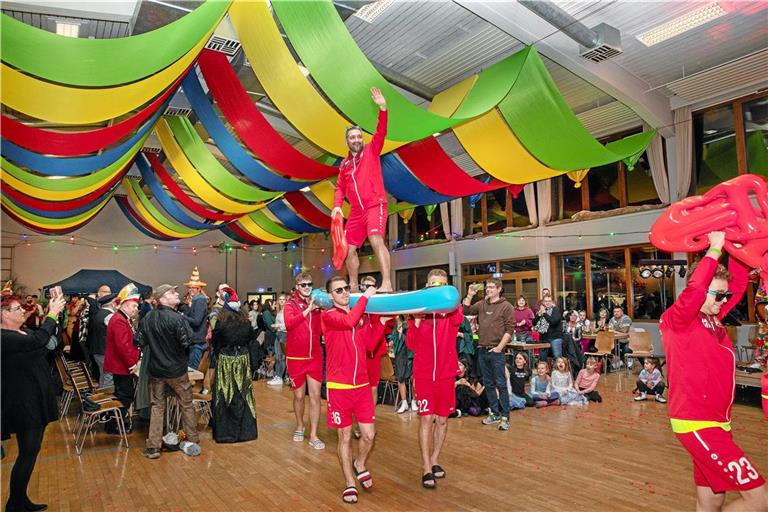 Mit seiner einzigartigen Rettungsschwimmer-Vorstellung kam das Männerballett vom Fußballverein super an. Foto: Jörg Fiedler
