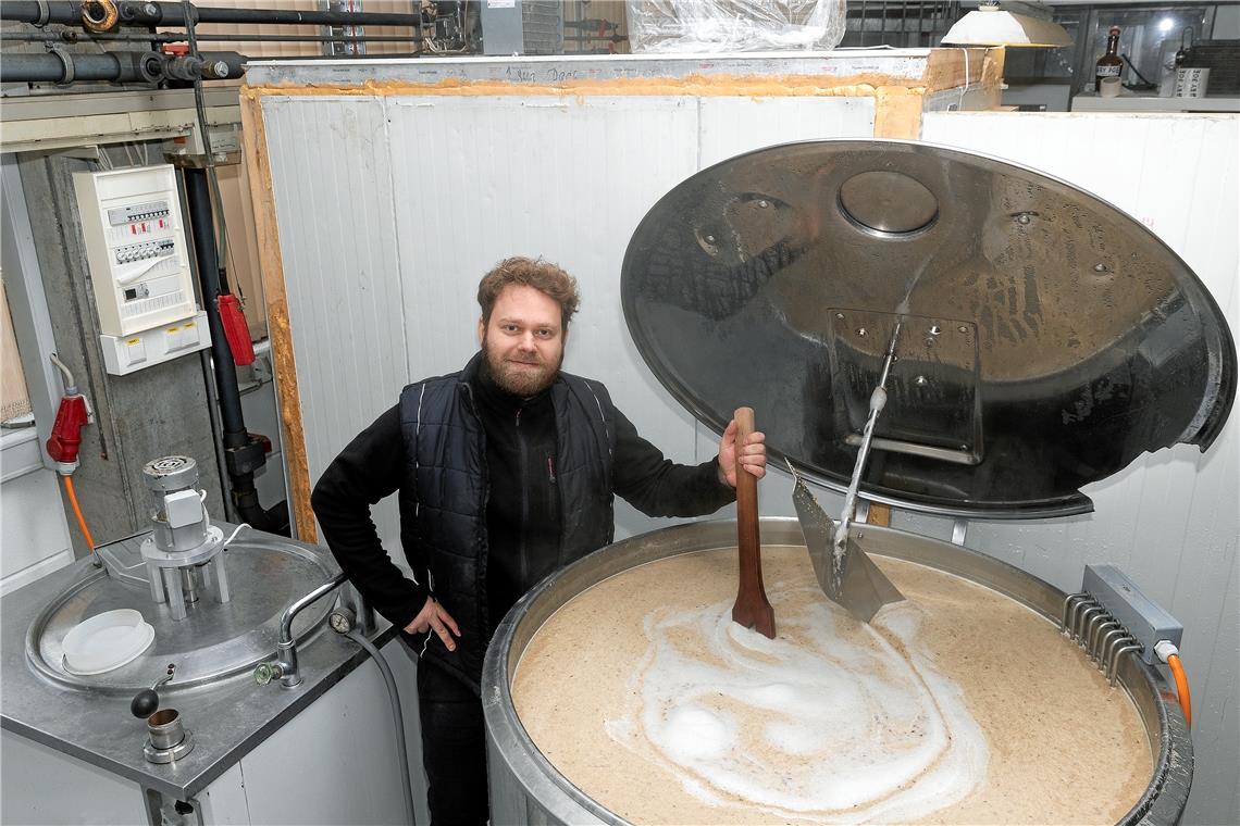 Dem Brauer steht das Wasser bis zum Hals Mit seiner Handwerksbrauerei hat sich Thomas Szasz in Murrhardt einen Traum erfüllt. Er wolle unbedingt weitermachen und auch in Zukunft noch neue Biersorten kreieren, sagt er. Dafür braucht er allerdings mehr finanzielle Mittel. Fotos: Jörg Fiedler