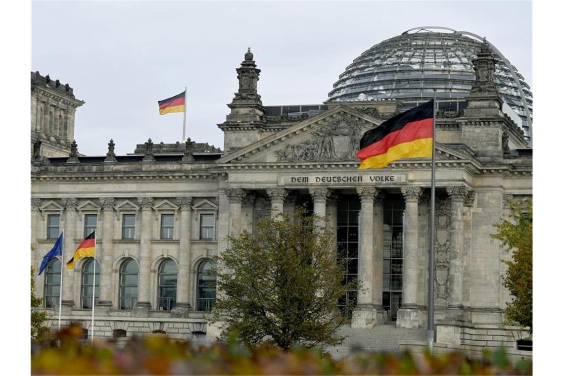 Erstmals seit 1998 wieder eine Frau an Bundestagsspitze Mit seiner konstituierenden Sitzung nimmt der Bundestag heute seine Arbeit auf. Foto: Philipp Znidar/dpa