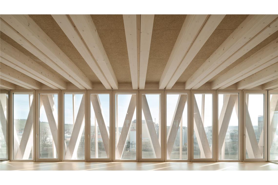 „Mit seiner markanten Holz-Hybridbauweise und der Fachwerkkonstruktion, die offene und flexible Grundrisse ermöglicht, schafft die Innovationsfabrik Raum für kreatives Arbeiten“, lobte die Jury das Projekt in Heilbronn.