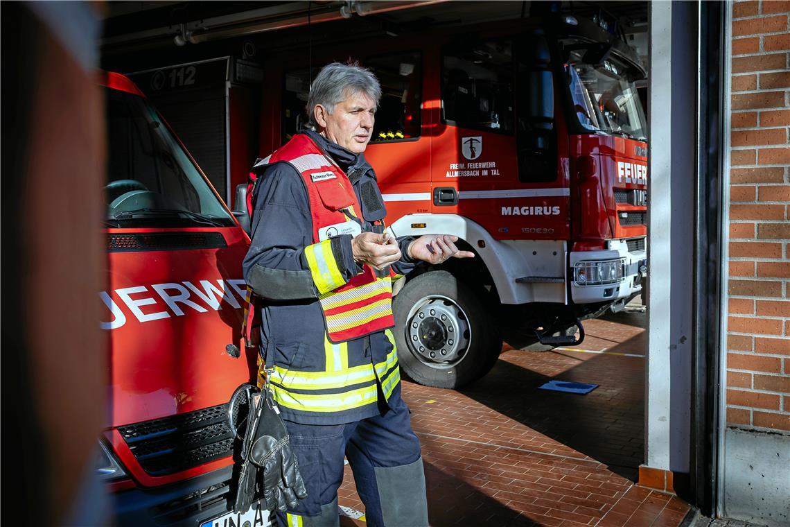 Mit seiner Warnweste ist Harald Fischer immer als Fachberater im Bereich der Chemie zu erkennen. Foto: Alexander Becher