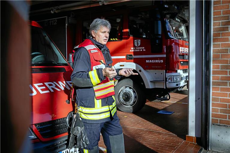 Mit seiner Warnweste ist Harald Fischer immer als Fachberater im Bereich der Chemie zu erkennen. Foto: Alexander Becher
