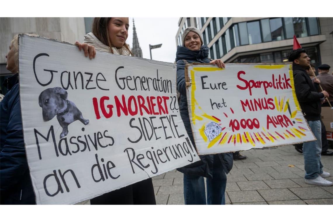 Mit selbst gestalteten Plakaten waren junge Frauen in Ulm unterwegs.