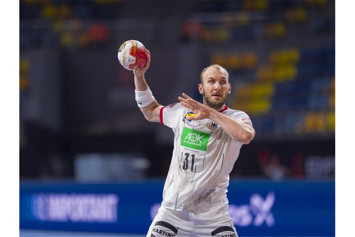 Deutsche Handballer müssen um WM-Viertelfinale bangen Mit sieben Treffern bester Werfer des deutschen Teams: Marcel Schiller beim Siebenmeter. Foto: Sascha Klahn/dpa