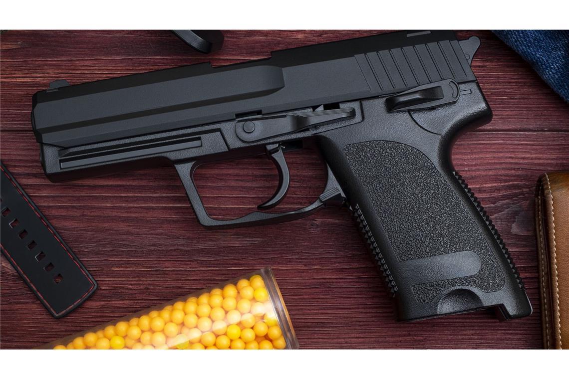 Jugendliche schießen mit Softair-Waffen auf Passanten Mit Softair-Waffen und kleinen Plastikkugeln sollen die Jugendlichen auf Passanten geschossen haben. (Symbolfoto)