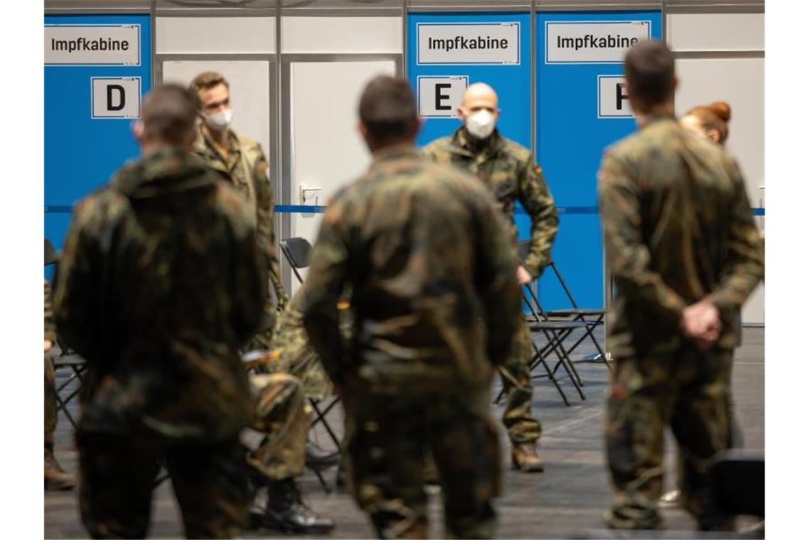Erstes Bundeswehr-Impfzentrum im 24-Stunden-Betrieb Mit Soldaten werden die Abläufe im Impfzentrum Mittelthüringen auf der Erfurter Messe geprobt. (Archivbild). Foto: Michael Reichel/dpa-Zentralbild/dpa