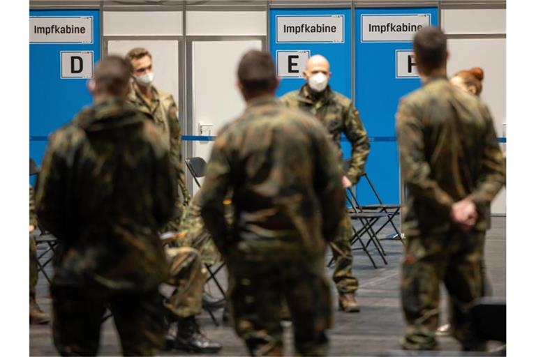 Mit Soldaten werden die Abläufe im Impfzentrum Mittelthüringen auf der Erfurter Messe geprobt. (Archivbild). Foto: Michael Reichel/dpa-Zentralbild/dpa