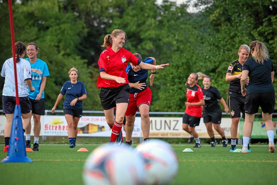 TSV Oberbrüden startet erstmals mit einem Frauenfußball-Team Mit Spaß am Ball: Kerstin Karthaus (Mitte) und ihre Mitspielerinnen, die das erste Frauenfußballteam in Oberbrüden bilden. Foto: Alexander Becher