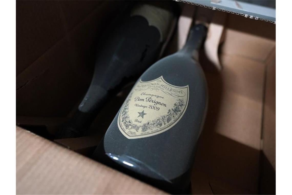 Mit Staub bedeckte Champagner-Flaschen "Dom Perignon Vintage 2009" in einem Extra-Lager des Logistikzentrums IWL (Internationale Wein-Logistik) des Weinhändlers Hawesko. Foto: Marcus Brandt/dpa