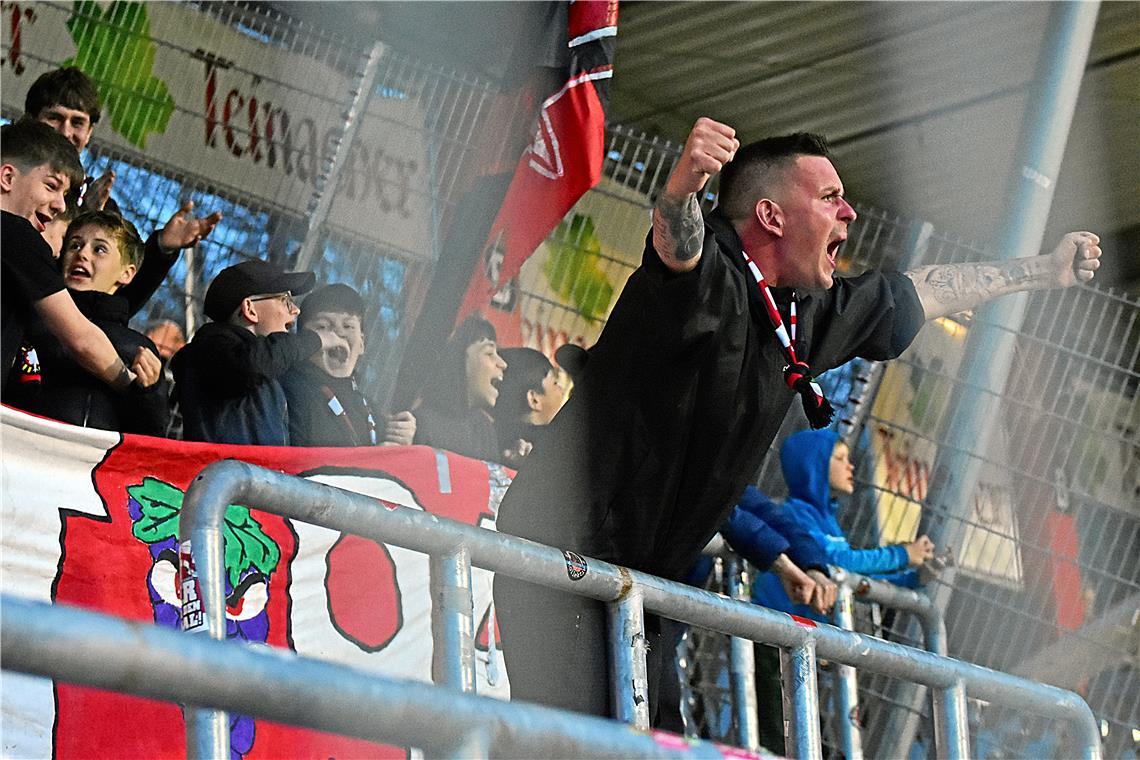 Mit Stimmgewalt animiert Daniel Meyer die anderen SG-Fans dazu, bei den Gesängen und Schlachtrufen mitzumachen. Foto: Tobias Sellmaier