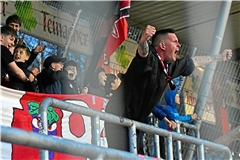 Mit Stimmgewalt animiert Daniel Meyer die anderen SG-Fans dazu, bei den Gesängen und Schlachtrufen mitzumachen. Foto: Tobias Sellmaier