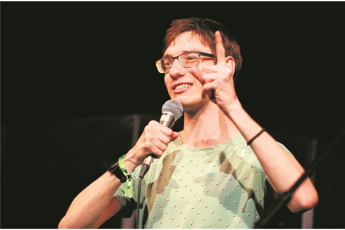 Inklusion auf den Bühnen Backnangs Mit Stottern zum Slam-Poeten: Der Waiblinger Kai Bosch trat am Abend gleich zweimal auf.