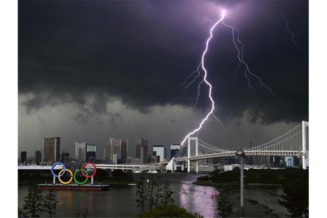 Corona-Olympia: Wie Tokio das Risiko ausschalten will Mit strikten Regeln und einem Corona-Notstand für Tokio soll das Infektionsrisiko während der Sommerspiele minimiert werden. Foto: Uncredited/Kyodo News/AP/dpa