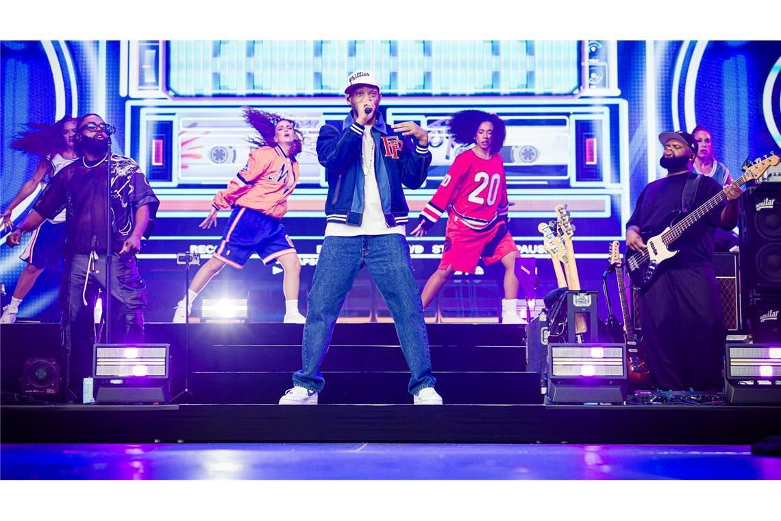Mit Tänzerinnen und Liveband sorgt Will Smith in Wolfsburg für Stimmung.