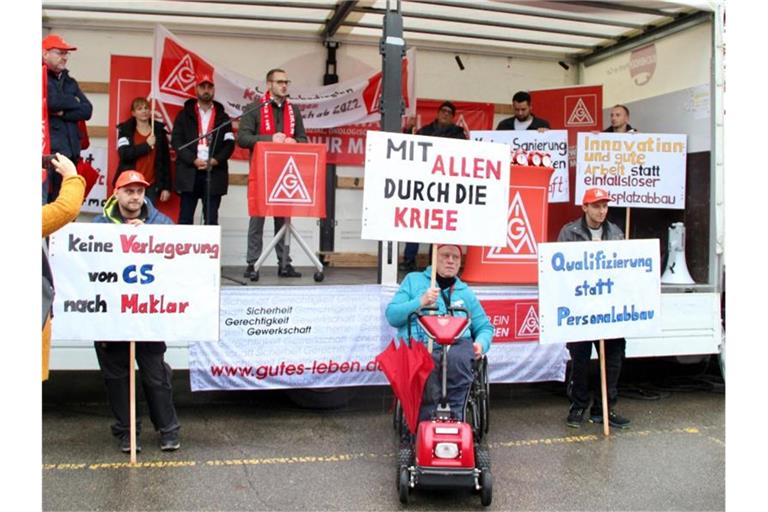 Mit Transparenten stehen Mitarbeiter des Autozulieferers Bosch bei einer Protestaktion vor einem Werk. Foto: Jonas Silbernagel/dpa