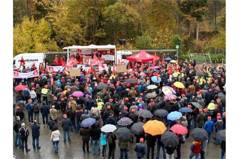 Mit Transparenten stehen Mitarbeiter des Autozulieferers Bosch bei einer Protestaktion vor einem Werk. Foto: Jonas Silbernagel/dpa