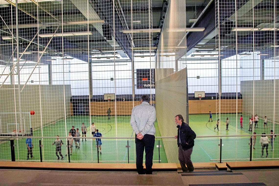 Mit Trennwänden lässt sich die Halle in vier Felder unterteilen, bei Wettkämpfen können auch hinter den Toren Zuschauer sitzen.