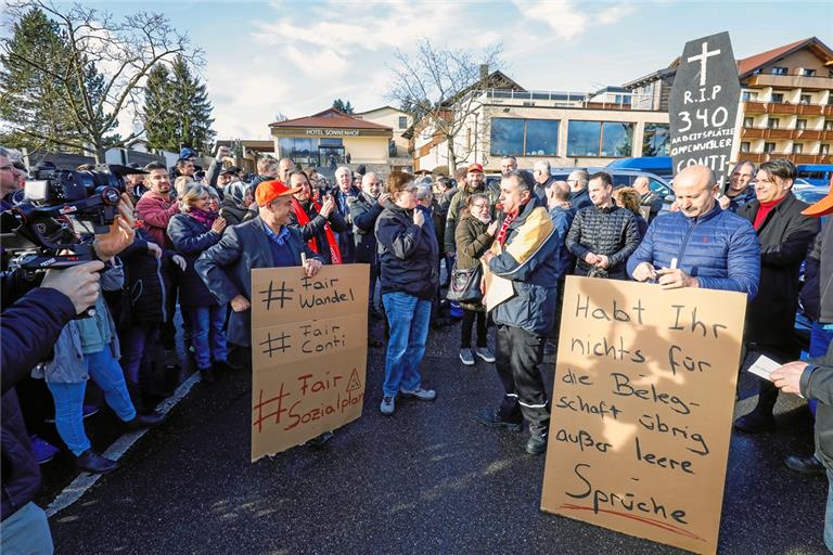 Mit Trillerpfeifen und Plakaten machten die Contitech-Beschäftigten vor dem Eingang des Hotels Sonnenhof in Kleinaspach auf ihre Situation aufmerksam. Foto: A. Becher