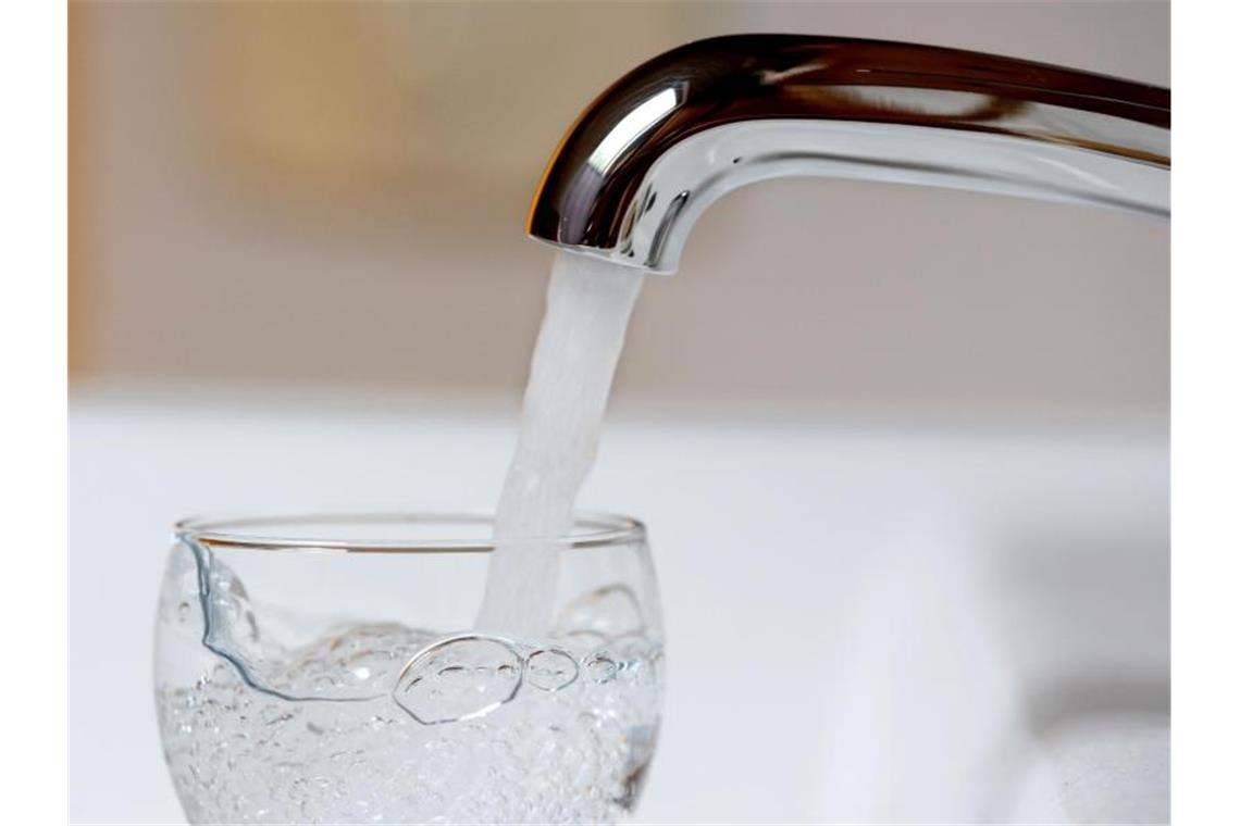 Trinkwasser in Weingarten muss abgekocht werden Mit Trinkwasser wird ein Wasserglas gefüllt. Foto: Roland Weihrauch/dpa/Symbolbild