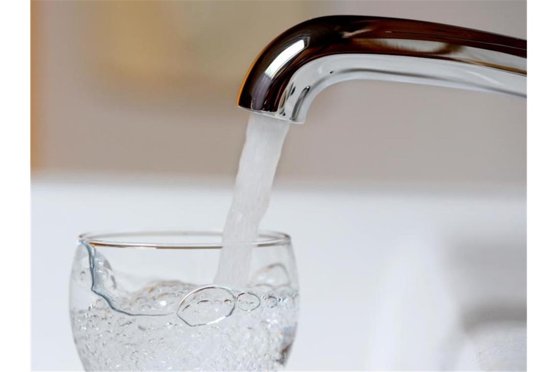 Mit Trinkwasser wird ein Wasserglas gefüllt. Foto: Roland Weihrauch/dpa/Symbolbild